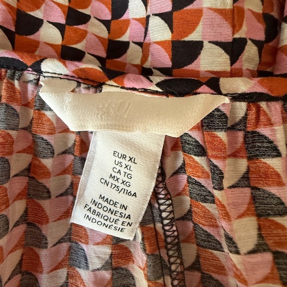 H&M Balloon-Sleeved Crêpe Mini Dress with a fun and colorful geometric pattern - Picture 3 of 8